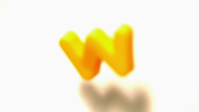 在慢镜头中，黄色字母w从白色背景上移开