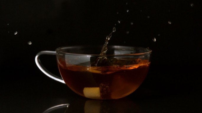 慢镜头里，方糖落入一杯茶中