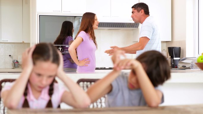 孩子们听到父母在厨房里吵架，心里很不安
