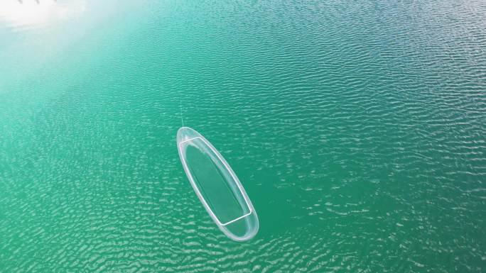 青海海西大柴旦翡翠湖航拍盐湖玻璃观光船