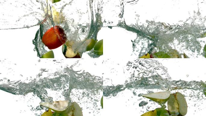 在慢镜头中，白底上的梨子和苹果段坠入水中
