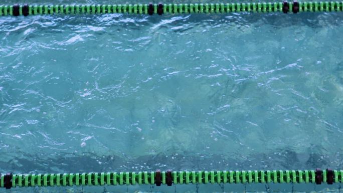 健身运动员在休闲中心的游泳池里进行蛙泳
