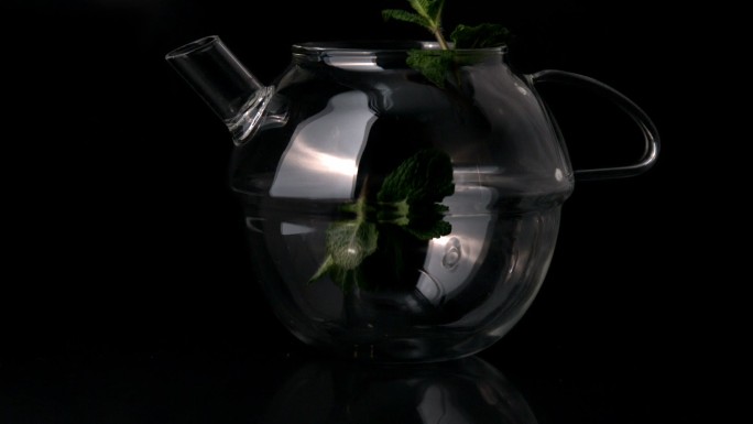 薄荷叶落入玻璃茶壶的慢动作