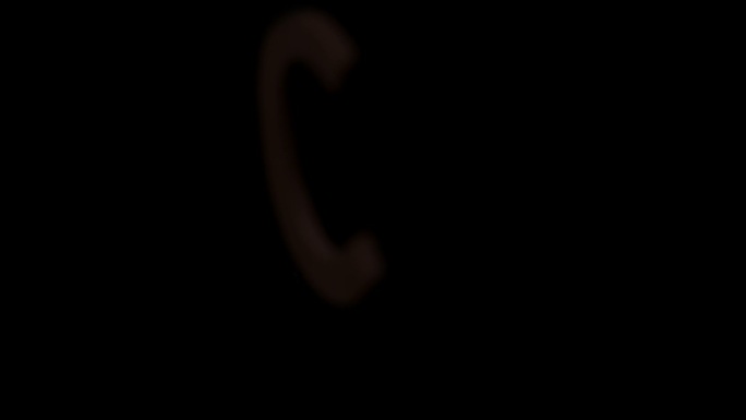 字母c在慢镜头中在黑色背景上升起