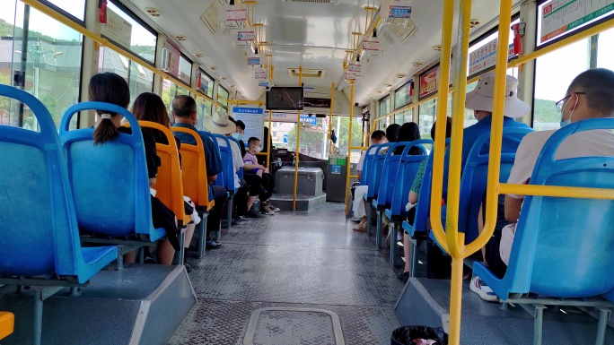 乘客在公交车上戴口罩不忘记防疫