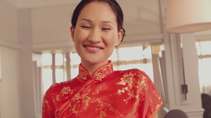 亚洲女服务员对着镜头微笑的慢镜头