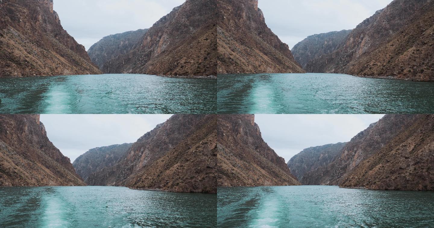 峽谷_河流_水波_高山_陰天_水_4096x2160_高清視頻素材下載(編號