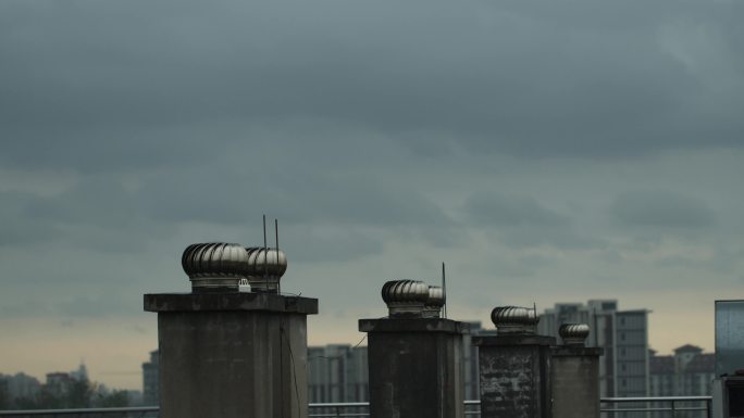 暴雨来临前的屋顶