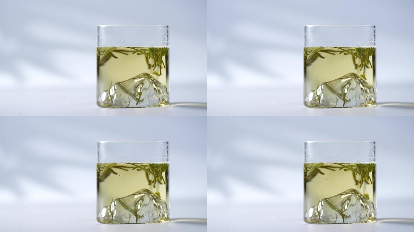 玻璃杯中的绿茶