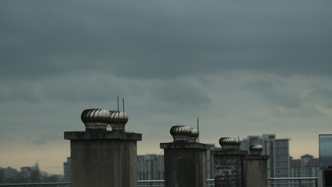 暴雨来临前的屋顶