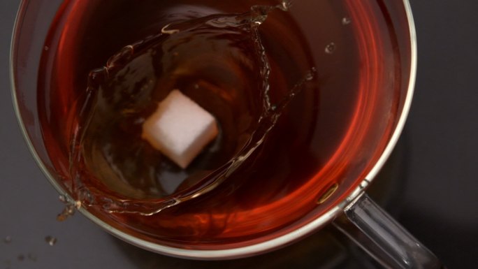 慢镜头里，方糖落入一杯茶中