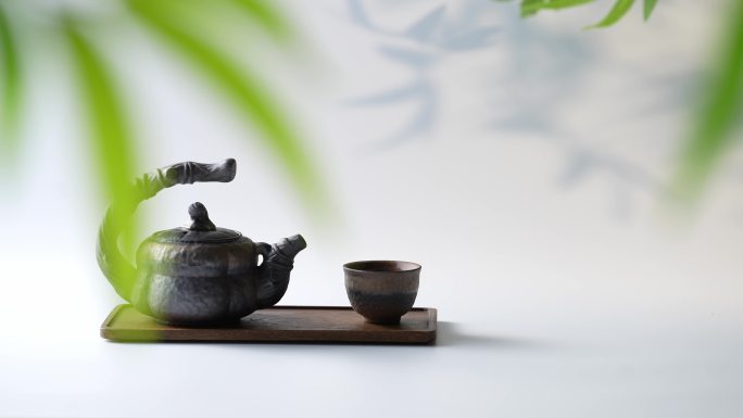 竹叶下的茶壶与茶杯