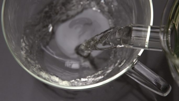 热水从茶壶倒入玻璃杯中的慢动作