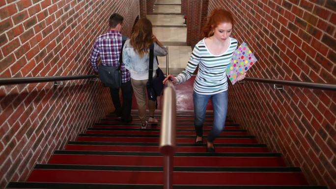 在大学里，学生们在楼梯上走来走去