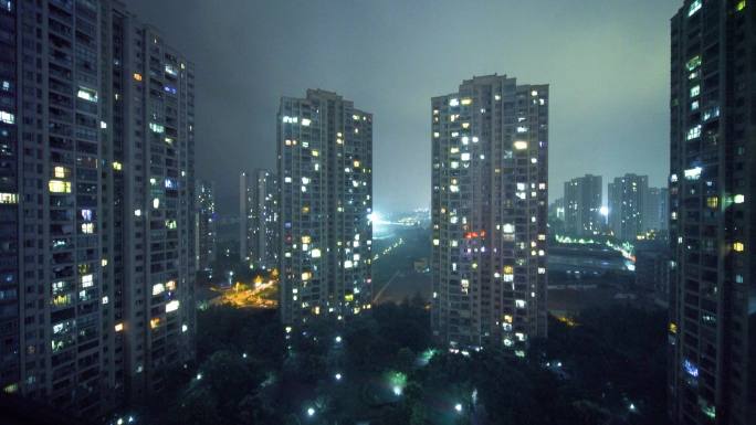 夜晚雨夜打雷下雨城市雷雨天电闪雷鸣