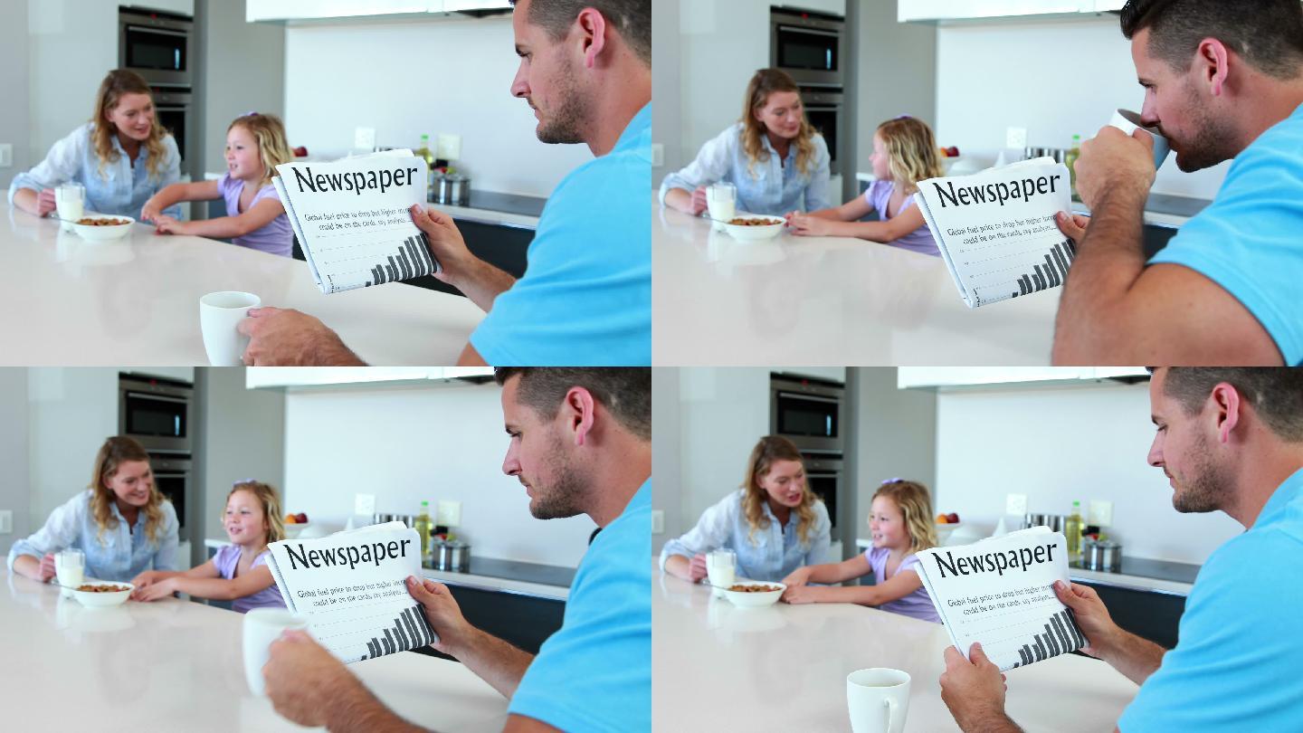 当家人在厨房里吃早餐时，爸爸在看报纸