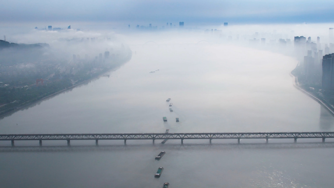 云雾中的钱塘江大桥