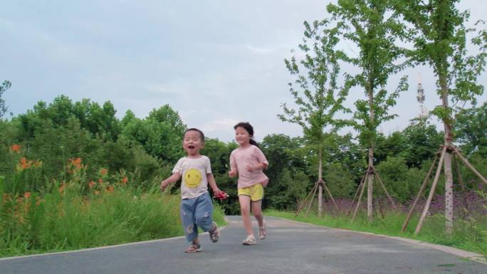 小孩子快乐童年奔跑童真嬉戏打闹姐弟俩