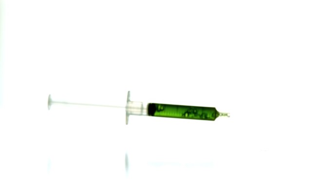 注射器中绿色液体缓慢下落