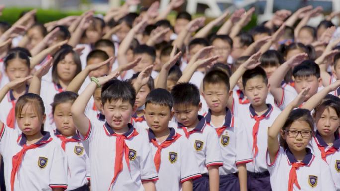 学校中学生小学生课间学校操场升旗降旗仪式