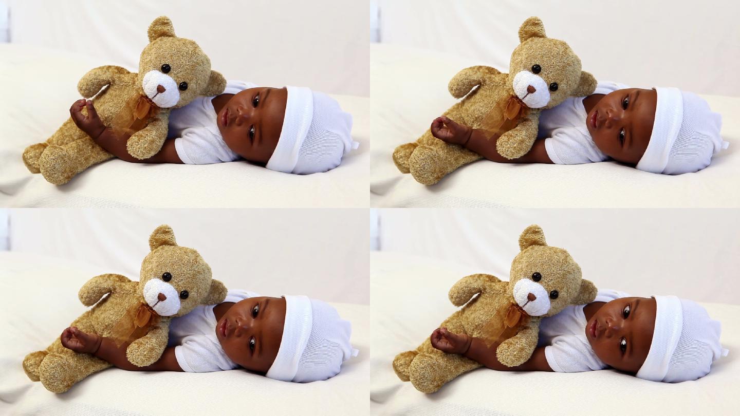 小男孩躺在婴儿床上，卧室里有泰迪熊