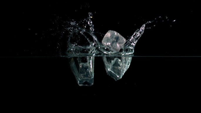 冰块以慢镜头落入水中