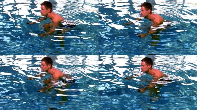 健身的人在游泳池做水中有氧运动的慢动作