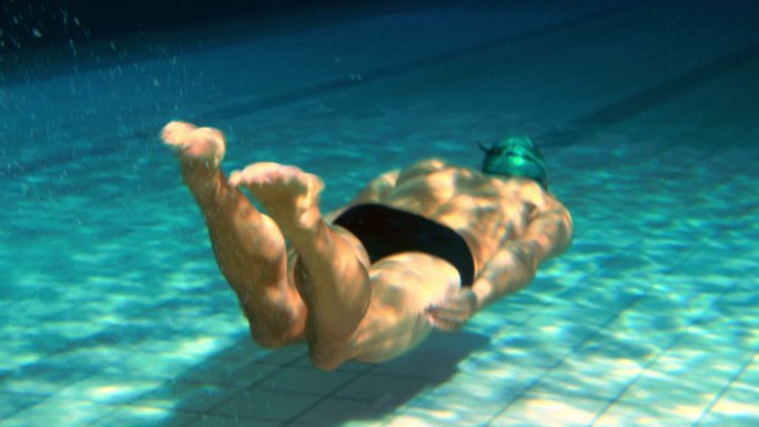 健身的人在休闲中心的游泳池里游泳