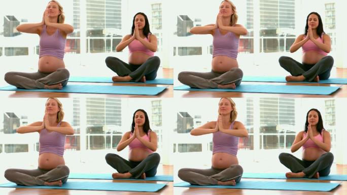 两个西方孕妇做瑜伽