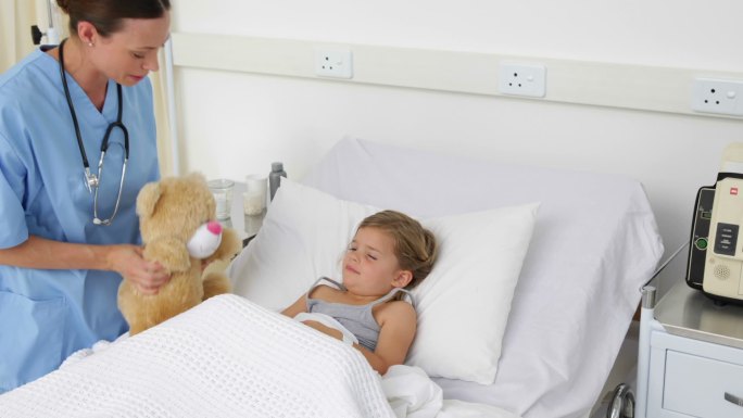 护士试图让医院里一个生病的小女孩高兴起来