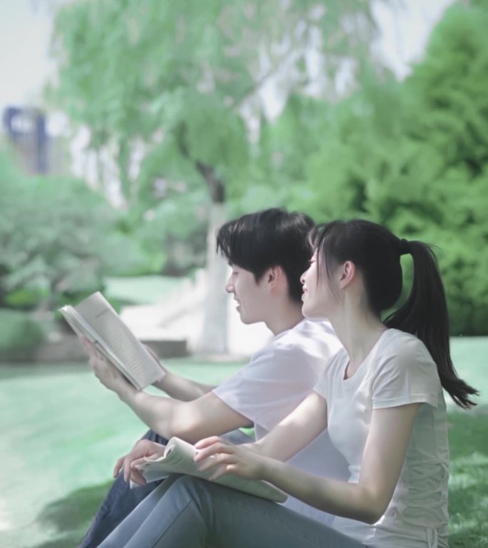 竖屏情侣在一起看书阅读