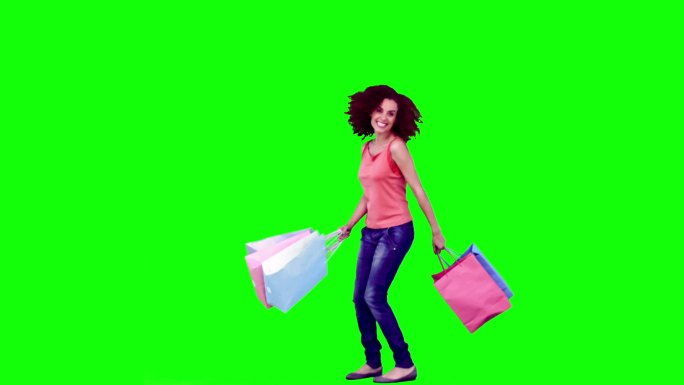 一个西方女性手提购物袋舞动慢动作，绿色背景下