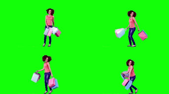 一个西方女性手提购物袋舞动慢动作，绿色背景下