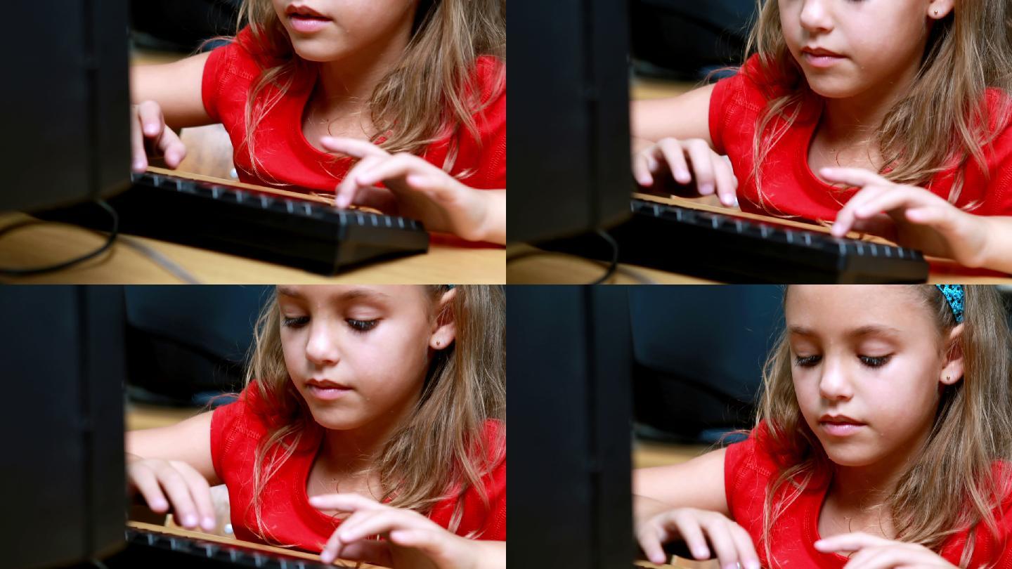 小学计算机课上，小女孩对着镜头微笑