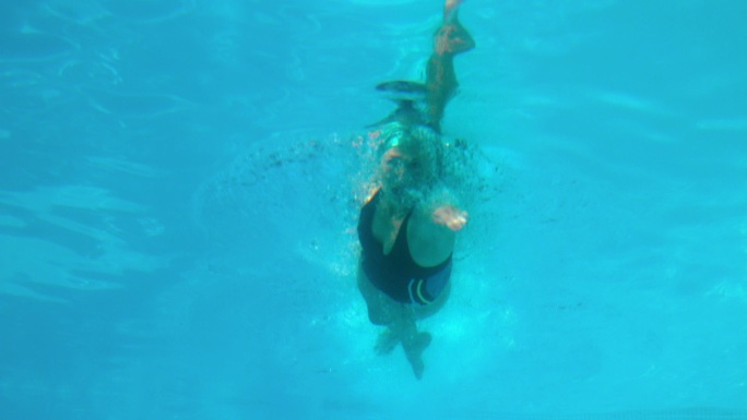 健身女子在室外游泳池慢动作游泳
