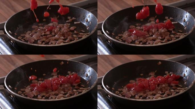 用慢动作将番茄酱倒入煎锅中