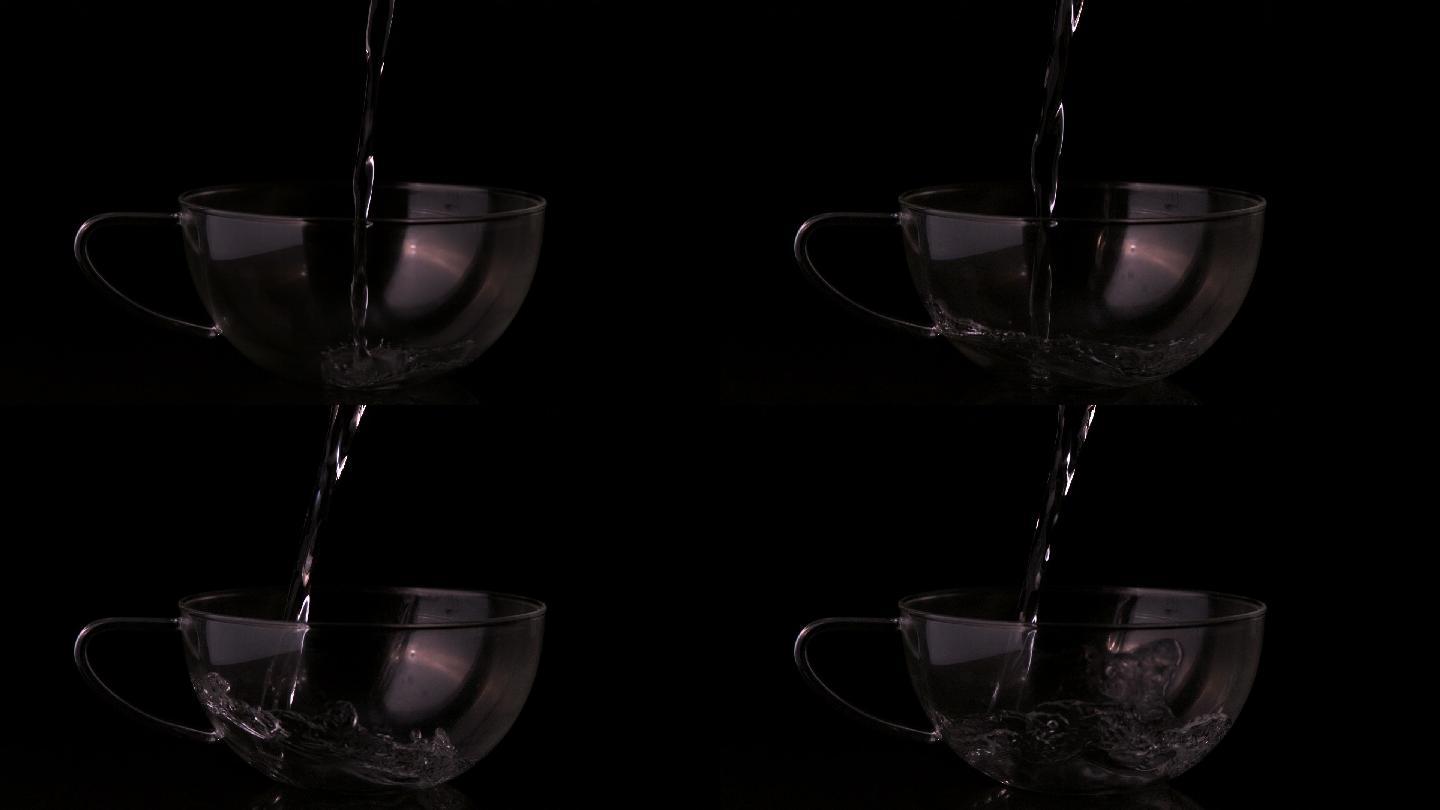 慢动作将水倒入清澈的杯中
