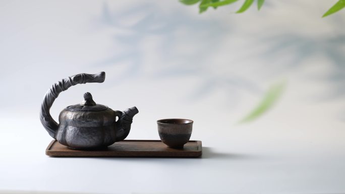 竹叶下的茶壶与茶杯