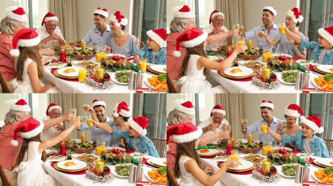 欢乐的大家庭围坐在圣诞晚餐的餐桌上