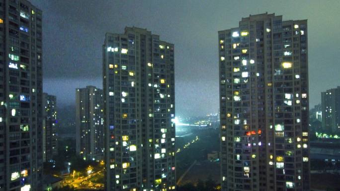 夜晚雨夜打雷下雨城市雷雨天电闪雷鸣