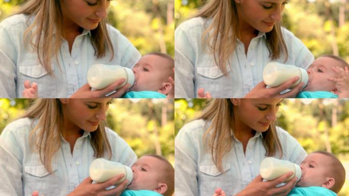 慢镜头里，母亲在公园里给婴儿喂奶