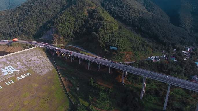 高速公路高架桥视频云南会泽毛家坝航拍