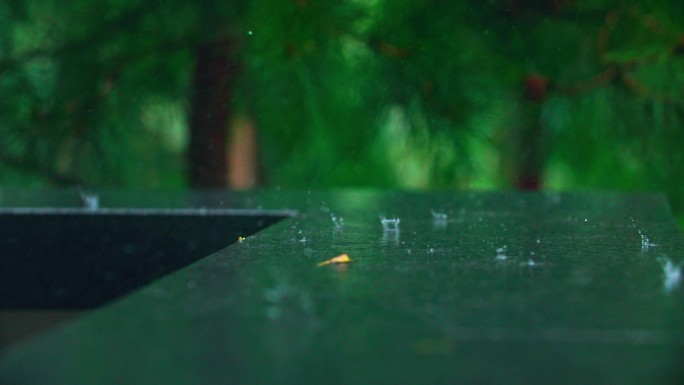 大雨水滴四溅升格特写