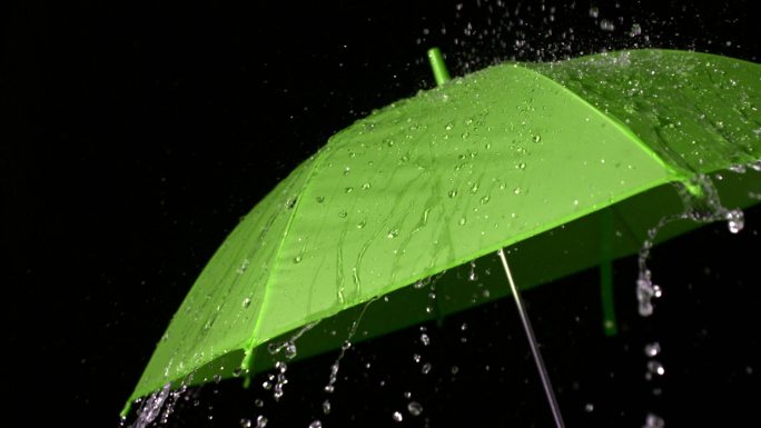 雨慢慢地落在绿伞上