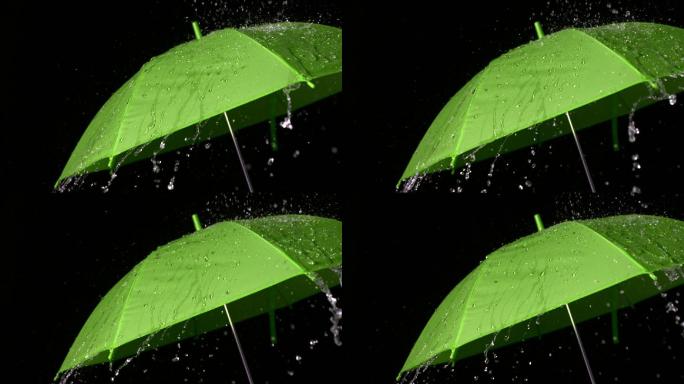 雨慢慢地落在绿伞上