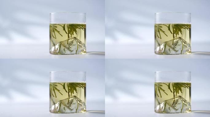 玻璃杯中的绿茶