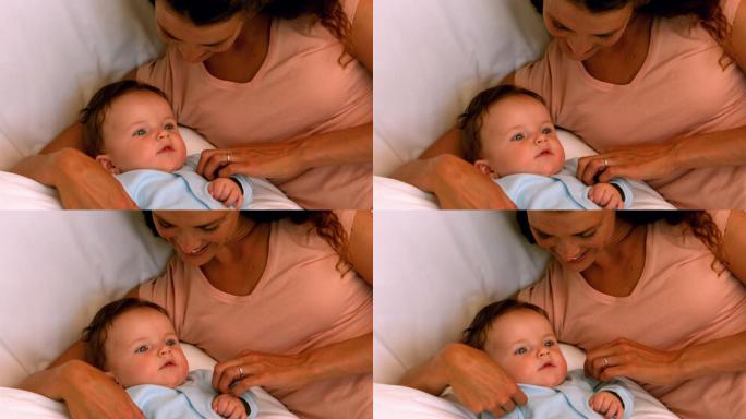 慢镜头中，母亲抱着她的男婴躺在床上