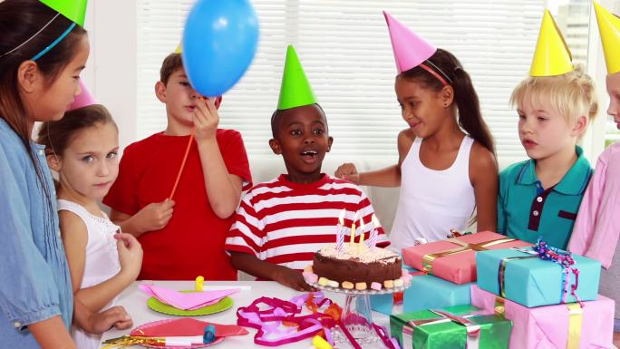 可爱的孩子们在客厅一起庆祝生日