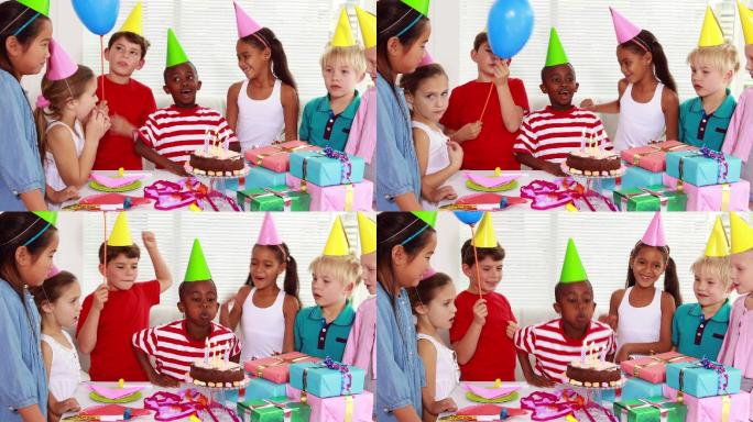 可爱的孩子们在客厅一起庆祝生日