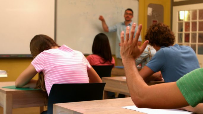 学生在课堂上用慢动作举手